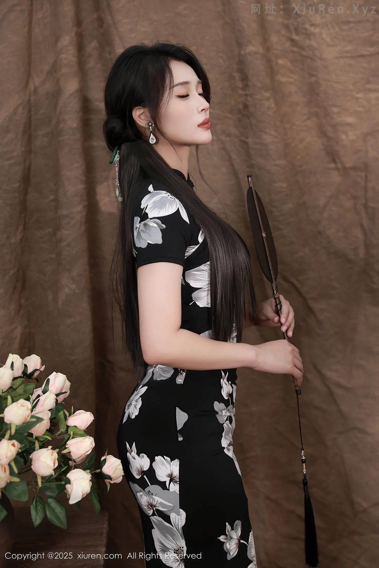 图片[6]-[XiuRen秀人网]VOL.10655 模特南乔性感黑色旗袍露紫色情趣内衣配黑色丝袜秀美腿诱惑写真72P-秀人网官方网站